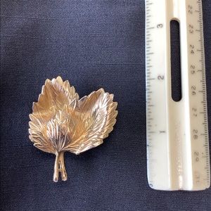 Leaf brooch